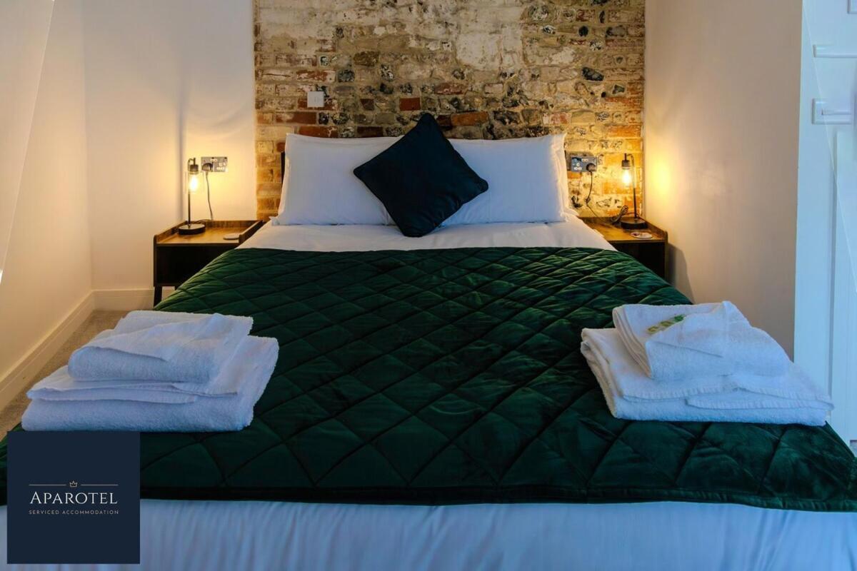 Aparotel Serviced Apartments - Stonehenge, Amesbury Town Centre Oda fotoğraf