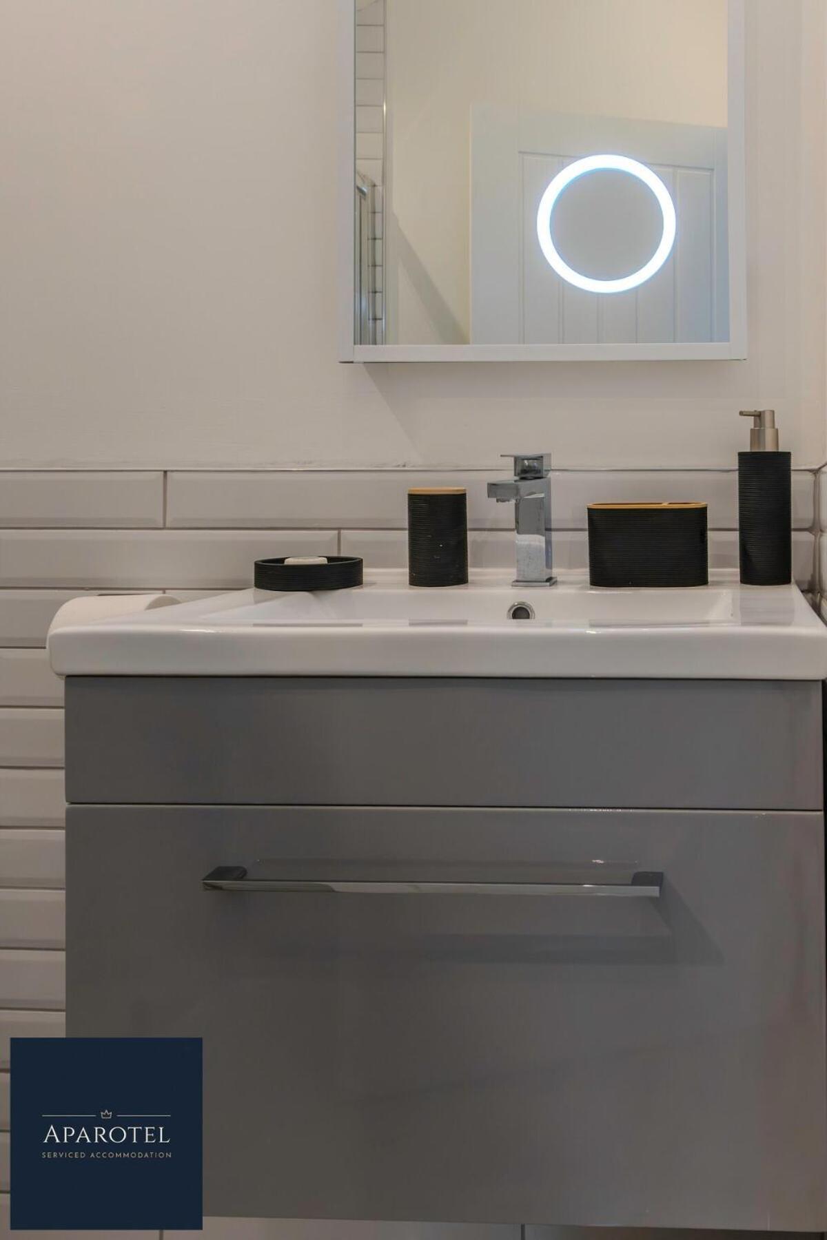 Aparotel Serviced Apartments - Stonehenge, Amesbury Town Centre Oda fotoğraf