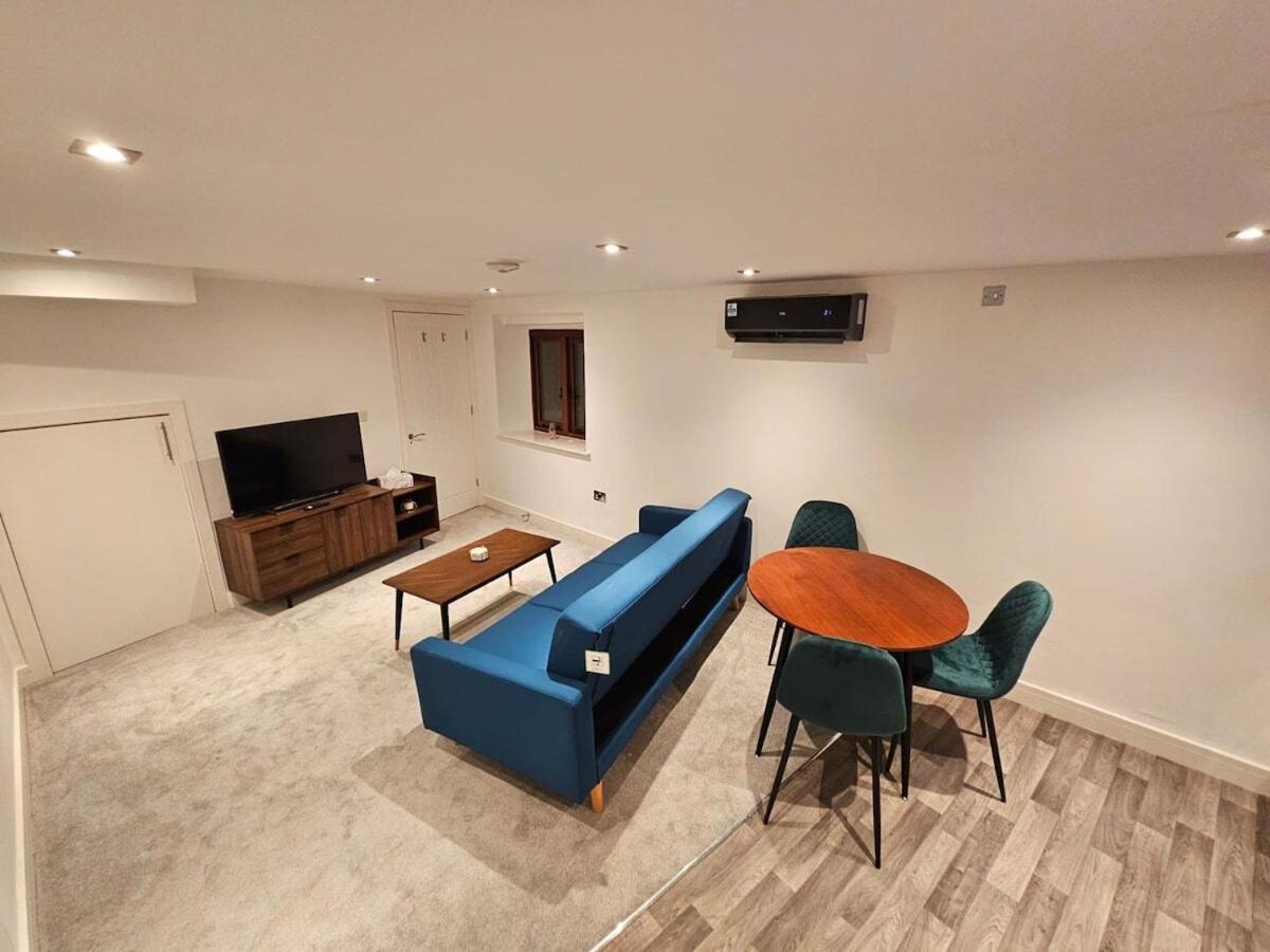 Aparotel Serviced Apartments - Stonehenge, Amesbury Town Centre Oda fotoğraf